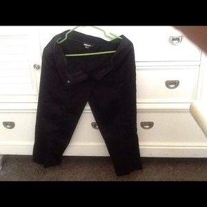NWOT Pair of DKNY Black Capris in Size 8